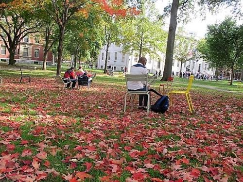 哈佛大學(xué)學(xué)生和校友在法庭上作證時(shí)指出，校園近年的亞裔學(xué)生人數(shù)增加不少，亞裔學(xué)生仍面臨遭遇偏見的挑戰(zhàn)。(美國《世界日?qǐng)?bào)》／唐嘉麗 攝)