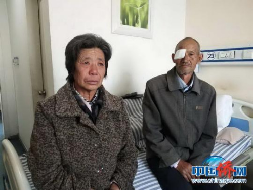 圖為接受治療的患者與他的家人。　李秋燕 攝