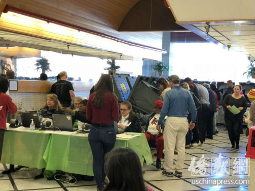 11月2日，得州提前投票的最后一天，休斯敦一投票站內(nèi)人頭攢動(dòng) (美國(guó)《僑報(bào)》/陳琳 攝)