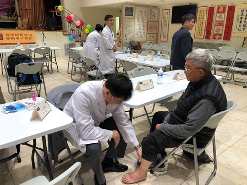 醫(yī)師為患者祥細(xì)診治（美國舊金山華助中心供圖）
