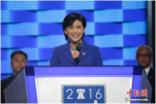 資料圖：2016年7月27日，美國民主黨全國代表大會在費(fèi)城繼續(xù)舉行，美國國會亞太裔黨團(tuán)主席趙美心率亞太裔代表登臺。<a target='_blank' >中新社</a>記者 廖攀 攝