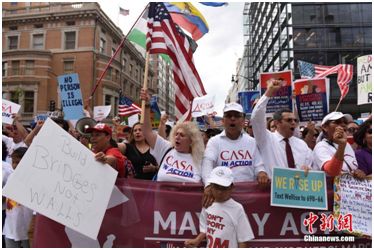 資料圖：2017年5月1日下午，在美國首都華盛頓，示威人群在杜邦環(huán)島舉行集會后，一直行進(jìn)到白宮北面的拉法耶特廣場，抗議特朗普的移民政策等。<a target='_blank' >中新社</a>記者 鄧敏 攝