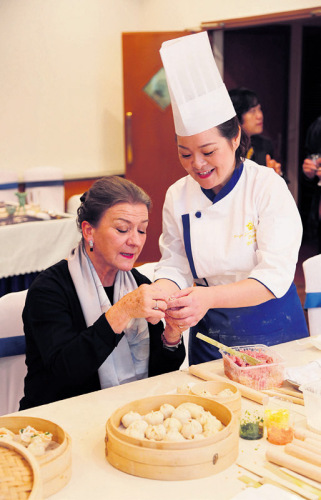 與嘉賓互動(dòng)。（圖片來源：法國《歐洲時(shí)報(bào)》）