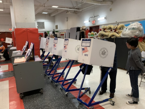 截至6日中午，華埠130小學(xué)投票站已有1000多位選民完成投票。(美國(guó)《世界日?qǐng)?bào)》/和釗宇 攝)