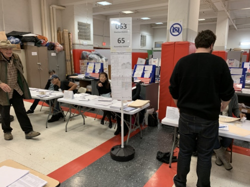 據(jù)投票站翻譯反映，很多華裔選民因?yàn)椴涣私馊齻€(gè)修憲問(wèn)題而選擇略過(guò)。(美國(guó)《世界日?qǐng)?bào)》/和釗宇 攝)