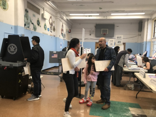 投票站迎來許多華裔選民投票。(美國《世界日報》/黃伊奕 攝影)