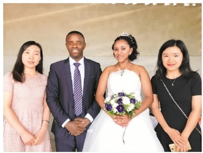 塞爾(左二)和新娘在婚禮現(xiàn)場與孔子學(xué)院教師合影。