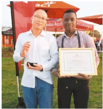 莫非(右)獲得公司2017年度優(yōu)秀員工稱號。