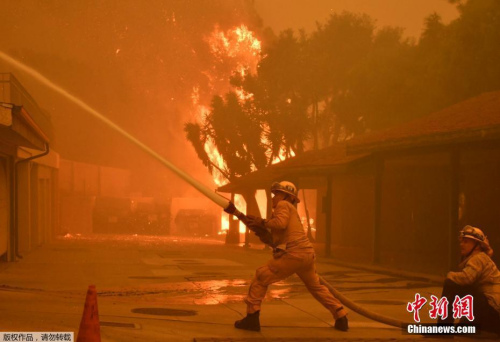 消防員已經(jīng)放棄撲救，重點(diǎn)關(guān)注人員救援，幫助居民從脫險(xiǎn)。