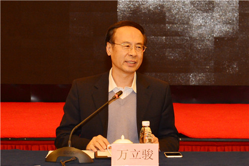 中國僑聯(lián)主席萬立駿在座談會上強(qiáng)調(diào)，僑資企業(yè)作為我國民營企業(yè)的重要組成部分，在新時代要激發(fā)改革開放再出發(fā)、發(fā)展壯大再創(chuàng)業(yè)的磅礴力量，為推動高質(zhì)量發(fā)展、經(jīng)濟(jì)轉(zhuǎn)型升級作出新的更大貢獻(xiàn)。 中國僑聯(lián)供圖