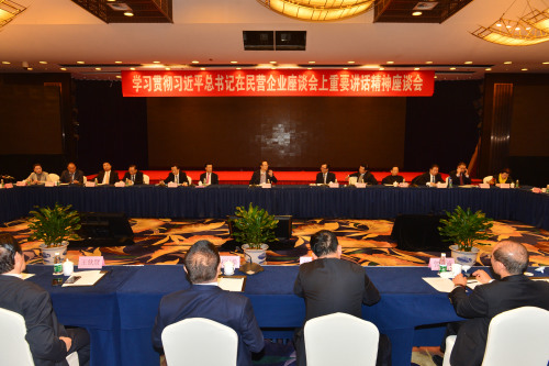 11月12日，中國僑聯(lián)召開會議，學(xué)習(xí)貫徹習(xí)近平總書記在民營企業(yè)座談會上的重要講話精神。中國僑聯(lián)黨組書記、主席萬立駿出席會議并講話。來自中國僑商聯(lián)合會、中國僑商投資企業(yè)協(xié)會的40余位僑資企業(yè)家與會。 中國僑聯(lián)供圖