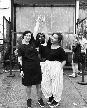 安吉和婕德在工作現(xiàn)場(chǎng)。（英國(guó)《華聞周刊》微信公眾號(hào)）