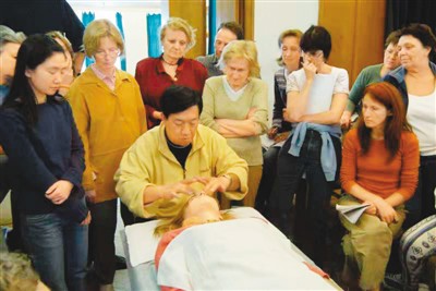 　圖為吳濱江在給學(xué)生做示范。 　?。ㄙY料圖片）