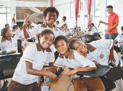 馬上就要在新校園上課了，孩子們喜笑顏開。 (人民日報記者 李 鋒攝)