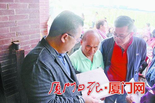 馬來西亞僑裔林星發(fā)(左一)等人一起重看故鄉(xiāng)的族譜。