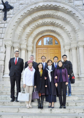 11月16日貴州民族大學教育文化藝術(shù)代表團一行和匈牙利貴州商會會長蔡彬女士、顧問若利先生、秘書長兼副會長宋聚芳女士、理事龔靈犀先生與佩奇大學孔子學院院長毛紅女士和佩奇大學老師們合影。