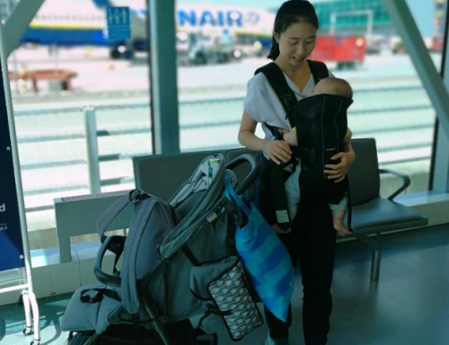 帶寶寶坐飛機時，Yan出行的一身行頭