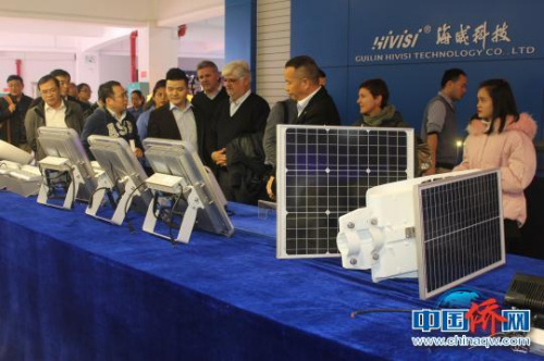 代表團(tuán)一行參觀桂林海威科技股份有限公司。　陸漢寶 攝