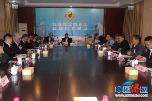 代表團(tuán)一行參加桂林國(guó)家高新技術(shù)開(kāi)發(fā)區(qū)舉辦的投資環(huán)境介紹會(huì)?！￡憹h寶 攝