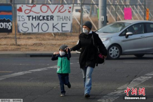 當(dāng)?shù)貢r(shí)間2018年11月17日，美國(guó)加利福尼亞州奇科市，災(zāi)區(qū)民眾聚集在當(dāng)?shù)亻_(kāi)設(shè)的臨時(shí)營(yíng)地，當(dāng)?shù)赜捎谏交鹨l(fā)空氣污染，民眾戴口罩出行。