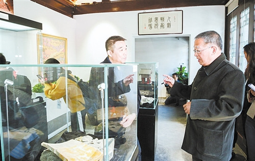 市民在胡同博物館一邊觀看展品，一邊熱烈討論。