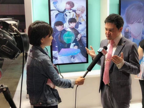 在東京GAMESHOW上接受媒體采訪(來(lái)源：日本中文導(dǎo)報(bào))