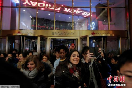資料圖片：當(dāng)?shù)貢r(shí)間2017年11月23日，美國紐約迎來“黑五”季，民眾在梅西百貨購物。