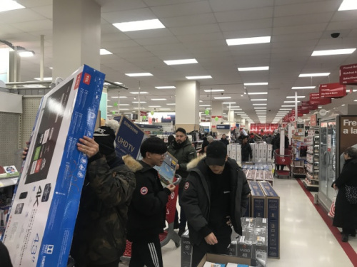電視機(jī)等電子產(chǎn)品成為消費(fèi)者在黑色星期五最喜歡產(chǎn)品之一。(圖片來(lái)源：美國(guó)《世界日?qǐng)?bào)》牟蘭／攝)