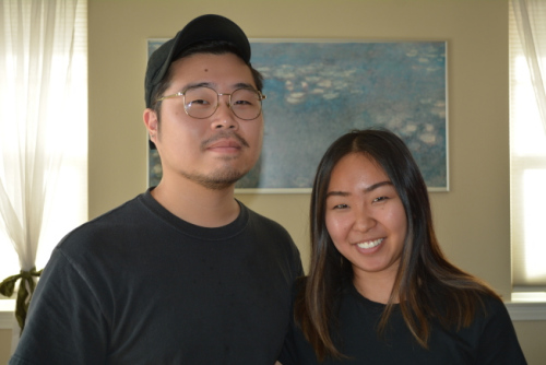 全克勛(左)與女友合影。(圖片來(lái)源：美國(guó)中文網(wǎng) 啟鉻／攝) 全克勛(左)與女友合影。(圖片來(lái)源：美國(guó)中文網(wǎng) 啟鉻／攝)