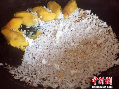 把米飯盛出留下飯?和番薯來發(fā)?粥　李曉春　攝