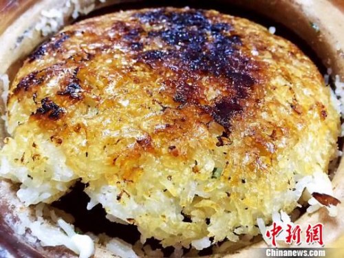 用瓦鍋煮米飯的飯?金黃焦脆　李曉春　攝
