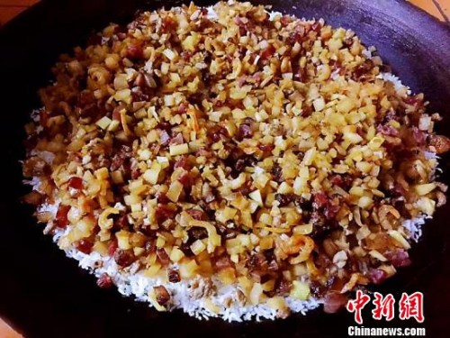 富具臺山特色的鐵鍋煮菜果飯　李曉春　攝