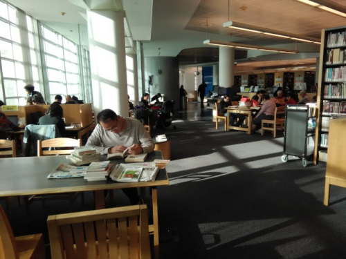 武俠小說成為紐約華人借閱最多的讀物。(美國《世界日報》/韓杰 攝)