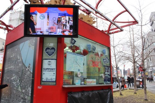 華端口商家在店門貼上標(biāo)志，參與“全國小商家星期六”。(記者張筠/攝影)