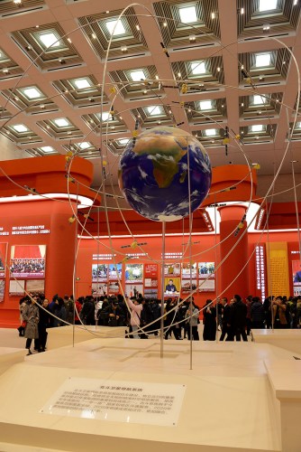 在展覽會(huì)中展出的“北斗衛(wèi)星導(dǎo)航系統(tǒng)”的模型。（《芝加哥華語(yǔ)論壇》/張大衛(wèi) 攝）