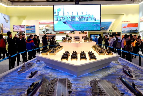  觀眾在“全面推進(jìn)國(guó)防和軍隊(duì)現(xiàn)代化 建設(shè)鞏固國(guó)防和強(qiáng)大人民軍隊(duì)”展廳參觀。（《芝加哥華語(yǔ)論壇》/張大衛(wèi) 攝）
