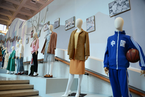 不同時(shí)期的不同服裝式樣和風(fēng)格，從一個(gè)側(cè)面反映了人民生活的變遷和時(shí)尚潮流。（《芝加哥華語(yǔ)論壇》/張大衛(wèi) 攝）