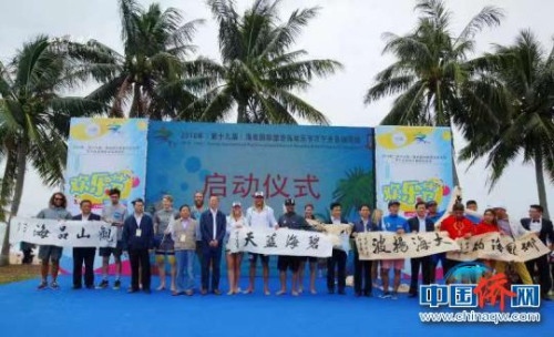 開(kāi)幕式上書(shū)法作品展示。　瓊芬 攝