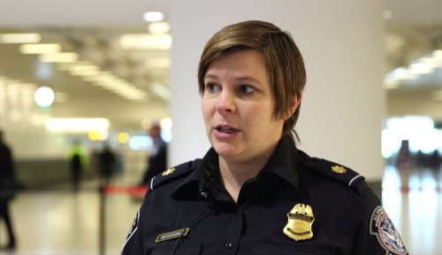 　美國(guó)海關(guān)和邊境保護(hù)局農(nóng)產(chǎn)品專員Caitlyn McDougall在紐約肯尼迪機(jī)場(chǎng)接受美國(guó)中文網(wǎng)記者李若冰采訪。