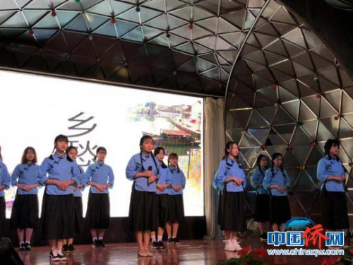 圖為華裔學(xué)生誦讀中華古詩文 李曉琳 攝