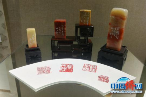 “洪珊珊個(gè)人書(shū)藝篆刻展”展出了40多件不同形式的書(shū)法、篆刻作品?！O虹 攝