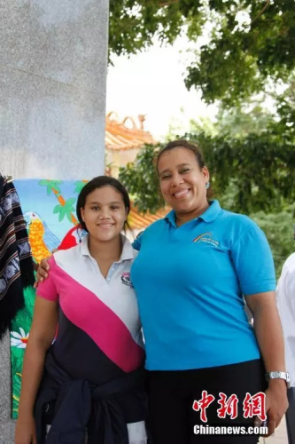 資料圖：當(dāng)?shù)貙?dǎo)游娜依(右)和她的女兒阿麗桑德拉也有華人血統(tǒng)。阿麗桑德拉的曾祖父便是華人。余瑞東 攝