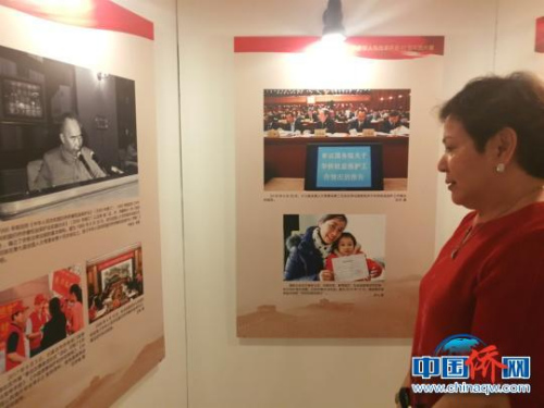 圖片展覽由中國國務(wù)院僑務(wù)辦公室、中國駐菲大使館、菲華各界聯(lián)合會主辦。 　　國務(wù)院僑辦提供的近70幅系列照片，生動地展現(xiàn)了改革開放以來廣大海外僑胞參與中國建設(shè)、愛國愛鄉(xiāng)造福桑梓、傳承弘揚(yáng)中華優(yōu)秀文化、推動中國人民與世界各國人民友好交往等經(jīng)典瞬間。　關(guān)向東 攝