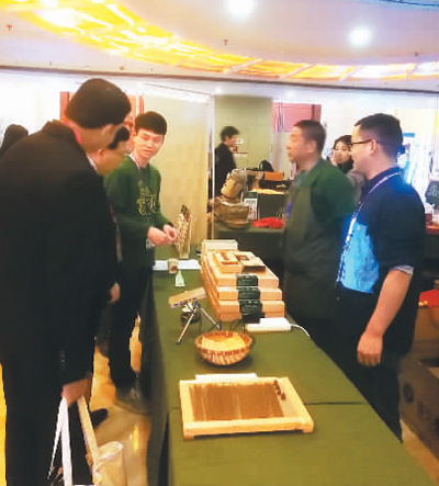 孔子學(xué)院大會(huì)參會(huì)代表在中醫(yī)藥展位前。 趙曉霞 攝