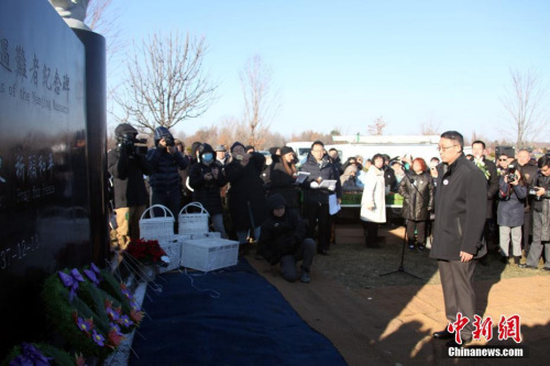 圖為中國駐多倫多總領事韓濤向紀念碑獻花。<a target='_blank' >中新社</a>記者 余瑞冬 攝