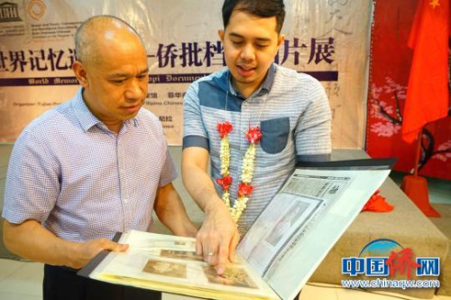 祖籍福建晉江的第四代菲華曾宏達(dá)，帶著厚厚一本家族幾代人往來的僑批和老照片，來到展覽現(xiàn)場(chǎng)，其資料之完整，讓福建省檔案館的工作人員驚嘆?！￡P(guān)向東 攝