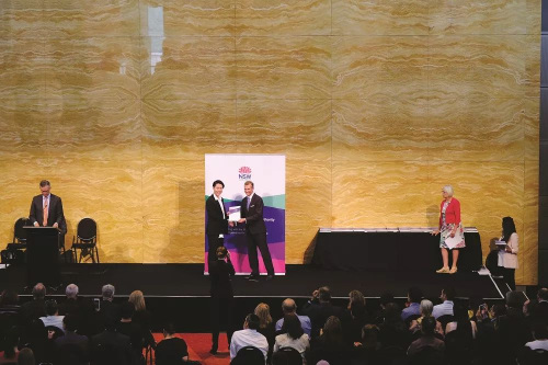 頒獎典禮上教育廳長新州教育廳長斯托克斯為狀元們頒獎。(本報記者/攝)