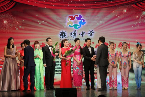 演出完畢后安徽僑聯(lián)主席吳向明先生，中國駐匈牙利大使館領(lǐng)事部主任李克震先生與演員們親切握手。