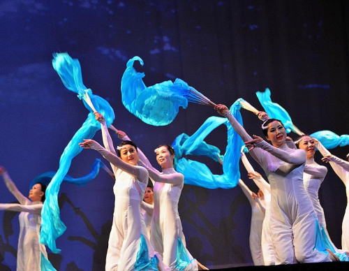 舞蹈《聽?！?，表現(xiàn)了海潮此消彼長的唯美意境。