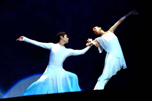 東方藝術(shù)團青年演員自編自演的舞蹈《緣》。